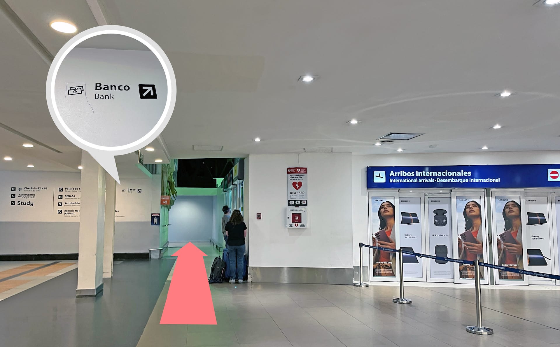Entrada al Banco Nación en el aeropuerto de Ezeiza